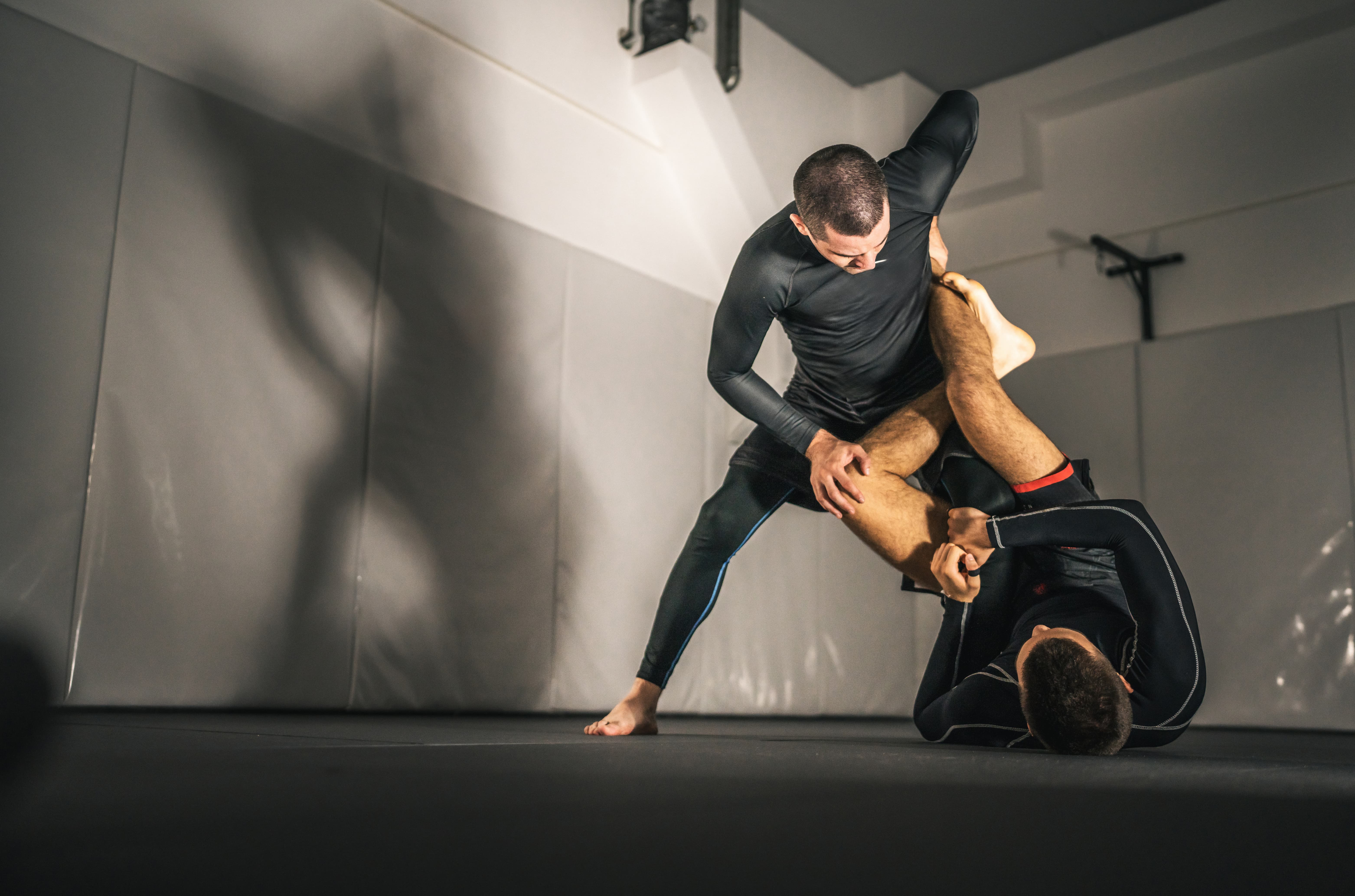 Dwaj mężczyźni trenujący BJJ