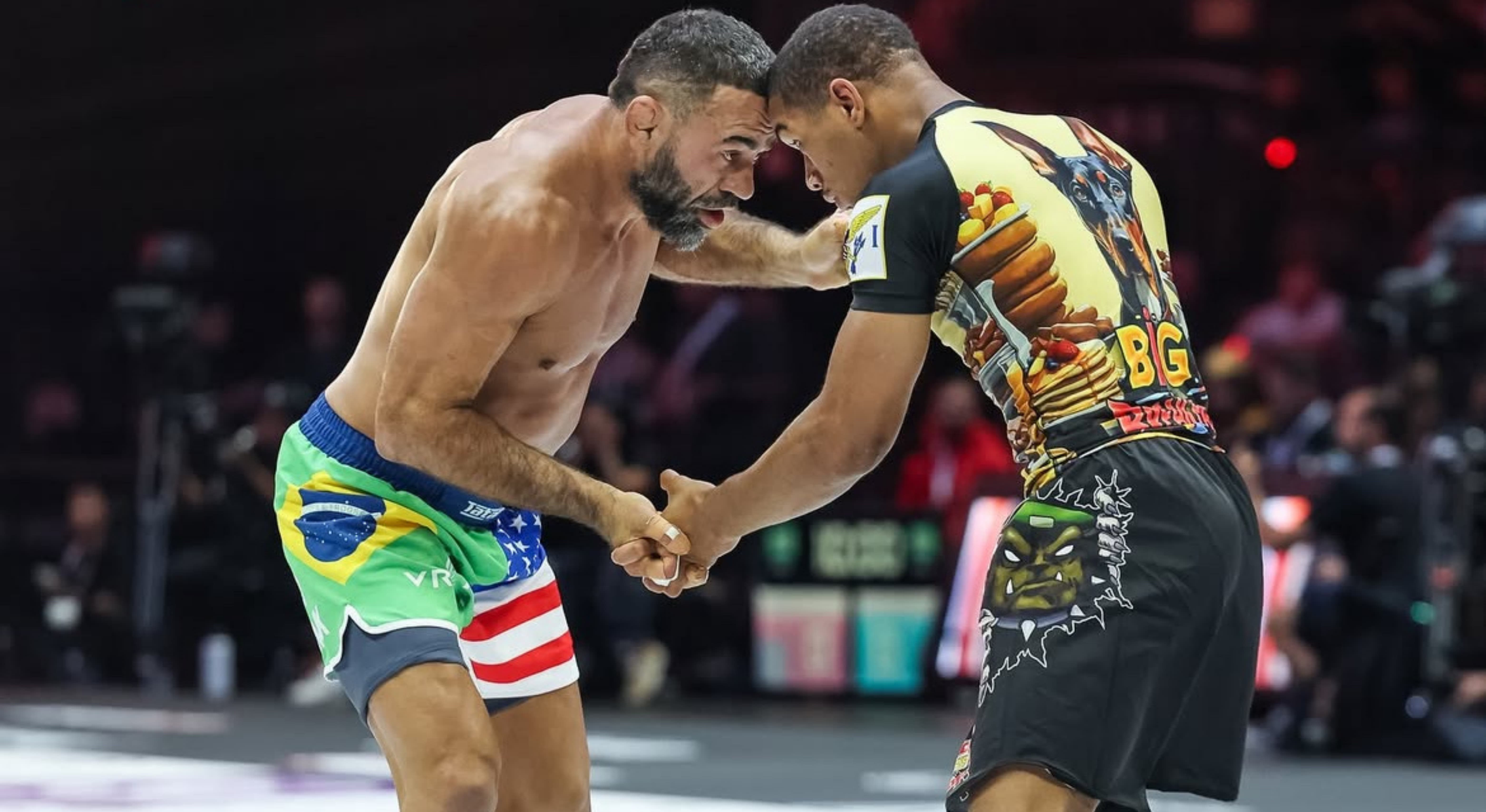 Dwaj mężczyźni w klinczu zapaśniczym